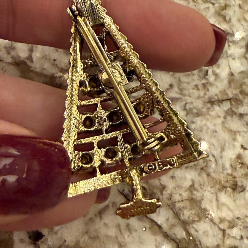 Vintage quality Christmas tree brooch adorned in shimmery stones - Picture 8 of 11